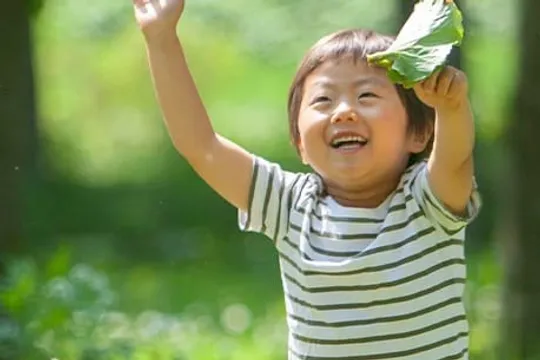 林の中でシャボン玉遊びをする子どもたち
