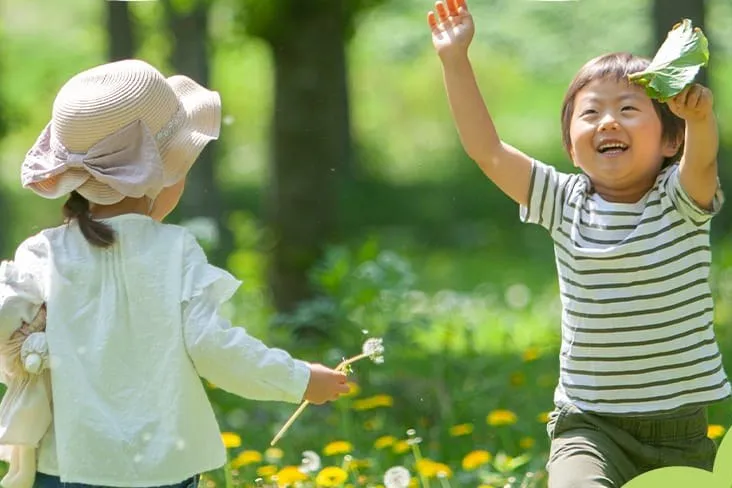林でシャボン玉遊びをする子どもたち